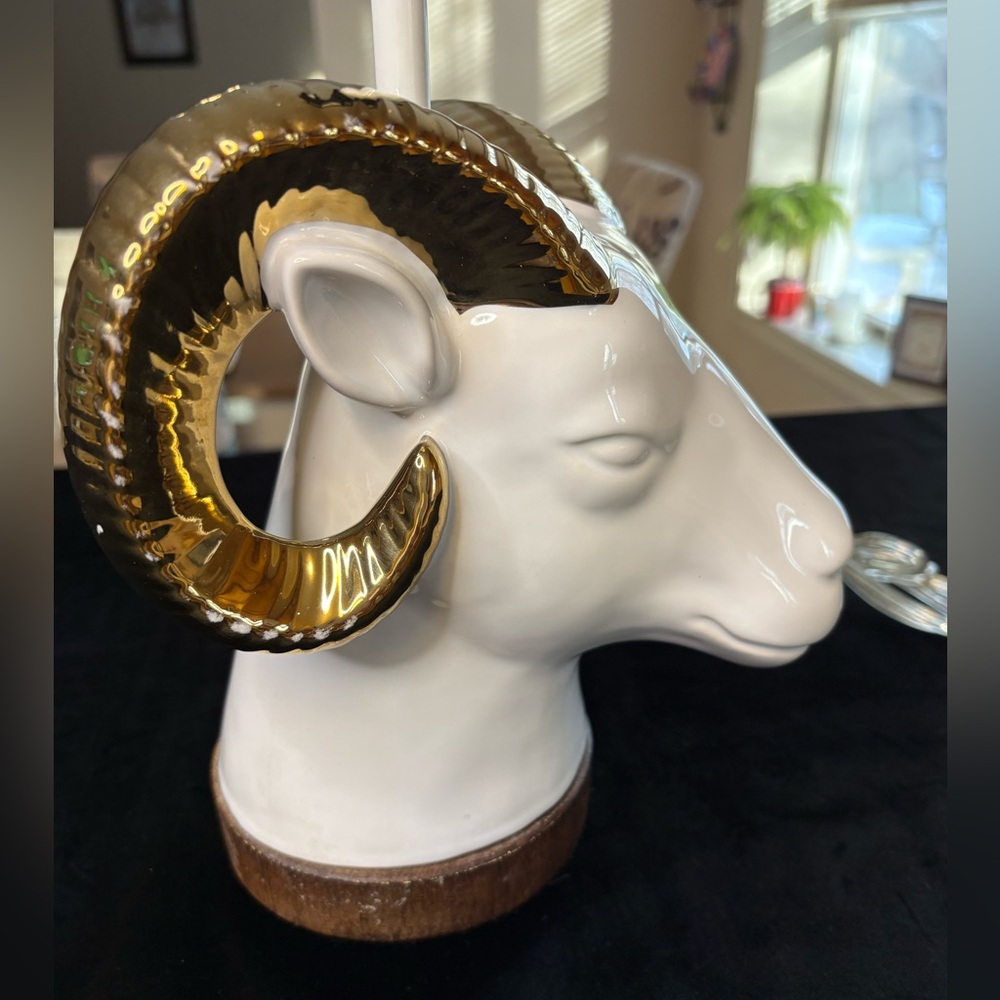 White Ceramic Ram’s Head Table Lamp With Gold-Colored Horns - Picture 3 of 9